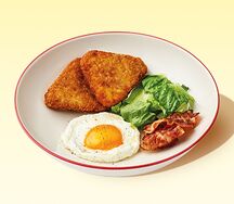 Хашбрауны с беконом, яйцом и зеленым салатом