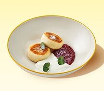 Сырники со сметаной и малиновым вареньем