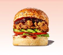 Криспи-бургер с цыпленком, карамелизированным луком и соусом кола-BBQ