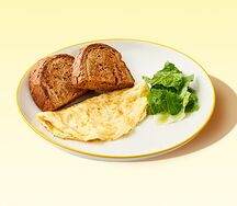 Омлет из двух яиц с тостами