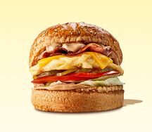 Утренний бургер со скрэмблом, беконом, чеддером и соусов BBQ