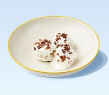 Итальянские профитроли с шоколадной начинкой и сливочным муссом