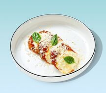 Жареные баклажаны с моцареллой, копчёным сулугуни и соусом наполи