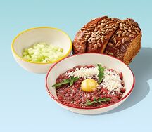 Классический тартар из говядины с пармезаном и ржаным хлебом