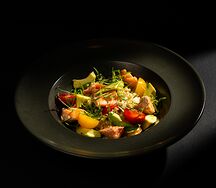 Салат с атлантическим лососем и ореховым соусом