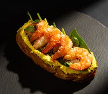 Брускетта с креветкой, шпинатом и пармезаном