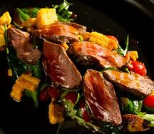 Слайс из говядины с листьями салата