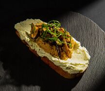 Брускетта с куриным риетом и шиитаке