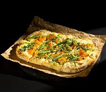 Пицца с тыквой и куриным филе с соусом песто 