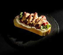 Брускетта с говядиной 