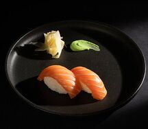 Суши с лососем