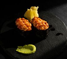 Гунканы с острым лососем 