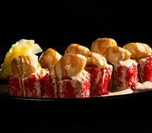 Ролл с гребешком, трюфельным соусом и спелой грушей