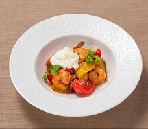 Салат с хрустящими баклажанами, креветками и страчателлой