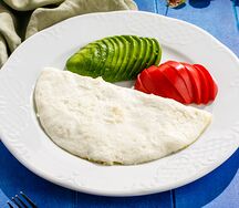 Белковый омлет с авокадо и томатами