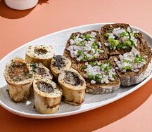 Запеченная мозговая кость с гренками и луком