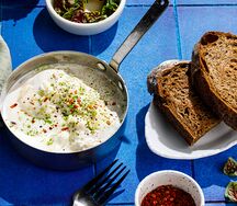 Запеченная яичница с луком-порей