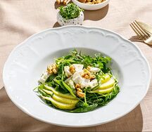 Салат с грушей и козьим сыром 