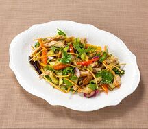 Гриль салат с овощами и индейкой