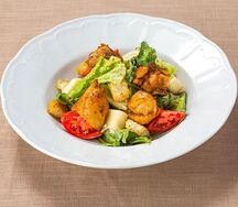 Теплый салат с куриным бедром и копченым сыром сулугуни