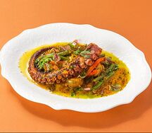 Тушеный осьминог с соусом чимичурри