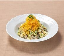 Салат с говяжьим языком и маринованными огурцами