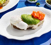 Яйцо пашот на тосте с лососем и авокадо