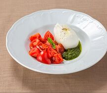 Буррата с томатами