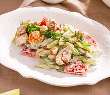 Салат с креветками, курицей и сельдереем