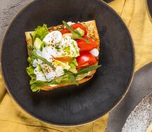 Яйцо бенедикт с авокадо и томатами