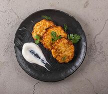 Картофельные драники со сметаной