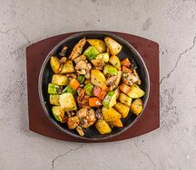 Горячая сковорода с курицей