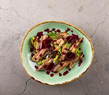 Салат с утиной грудкой и свеклой