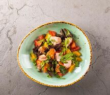 Салат с копченым лососем, рукколой и томатами