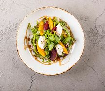 Салат с козьим сыром, свеклой и апельсином