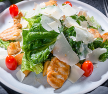 Салат Цезарь с курицей
