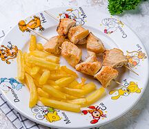 Детский куриный шашлык с картофелем фри