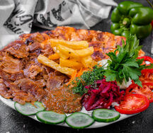 Шаурма с курицей и телятиной на тарелке