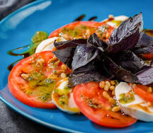 Салат Капрезе с моцареллой