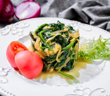 Тушеный шпинат с луком