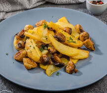 Жареный картофель с грибами и луком