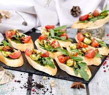 Брускетта с моцареллой