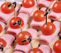 Канапе с ветчиной и томатом черри