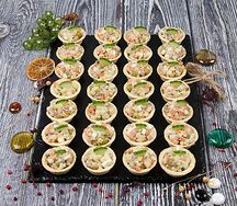 Тарталетки с салатом столичный