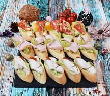 Ассорти мясных брускетт