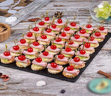 Канапе ветчина с вишенкой