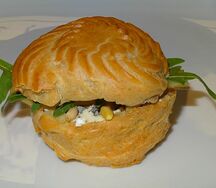 Большие хрустящие профитроли с куриным паштетом