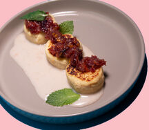 Сырники со сгущёнкой и клюквенным соусом