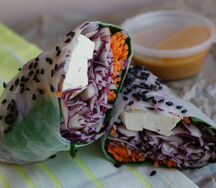 Ролл в рисовой бумаге с фирменным арахисовым соусом