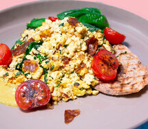 Тофу скрембл с грибами, шпинатом, томатом черри и Беконом